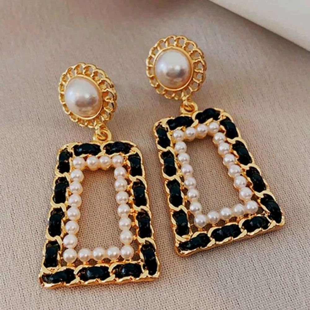 BRAND NEW ** Classy Elegant Gold and Black Pearl Earrings